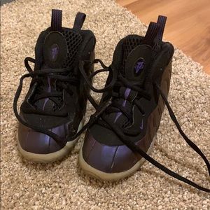 Toddler boy Nike foam sneakers